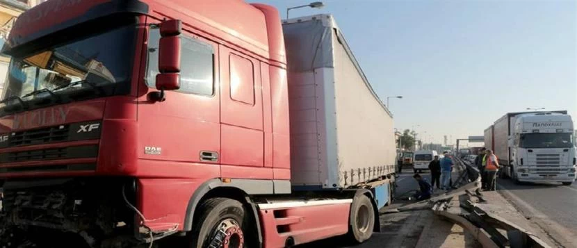 Νταλίκα παρέσυρε και σκότωσε οδηγό που είχε σταθμεύσει στη ΛΕΑ